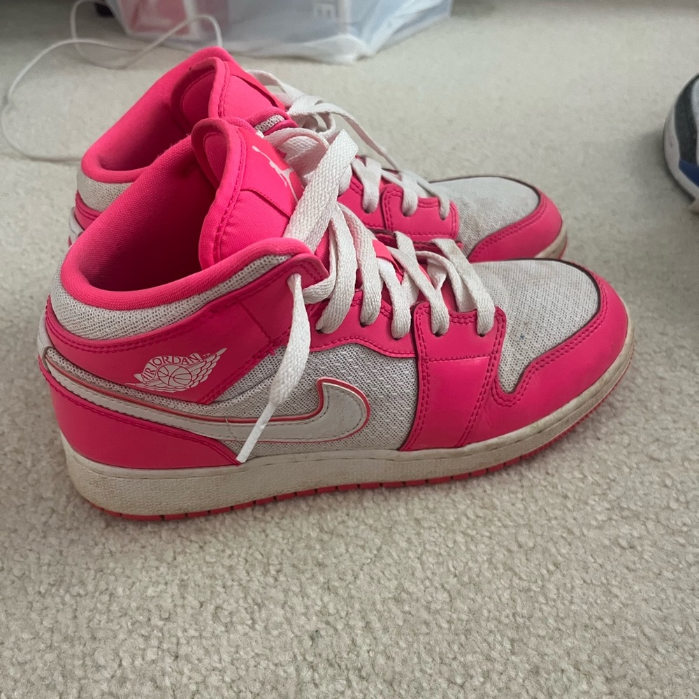 AUR JORDAN 1s HOT PINK